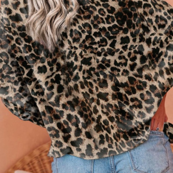 ๐ฅณHP 11/22 Leopard pullover long sleeve top sz medium 22โ bust flat - Picture 2 of 7